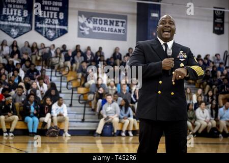 MOBILE, Alabama (fév. 27, 2019) maître commande le Chef de programme de l'exécutif de navires et 21 navires de mer (équipe) Antonio D. Perryman, originaire de Mobile, parle aux étudiants pendant une journée de la Marine à Baker High School s'est tenue à l'appui de la semaine Marine Mobile. Le programme de la Semaine de la Marine est le principal effort de sensibilisation de la marine dans les régions du pays sans une importante présence de la Marine. Banque D'Images