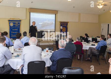 St Augustine, Ala. (fév. 27, 2019) Arrière Adm. Ronald R. Fritzemeier (à droite), Ingénieur en chef, Space and Naval Warfare Command, parle à Fairhope Rotary Club en l'honneur de la Semaine de la Marine Mobile. Le programme de la Semaine de la Marine est le principal effort de sensibilisation de la marine dans les régions du pays sans une importante présence de la Marine. Banque D'Images