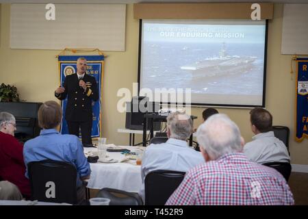 St Augustine, Ala. (fév. 27, 2019) Arrière Adm. Ronald R. Fritzemeier (à droite), Ingénieur en chef, Space and Naval Warfare Command, parle à Fairhope Rotary Club en l'honneur de la Semaine de la Marine Mobile. Le programme de la Semaine de la Marine est le principal effort de sensibilisation de la marine dans les régions du pays sans une importante présence de la Marine. Banque D'Images