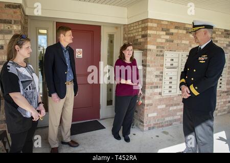 MOBILE, Alabama (fév. 27, 2019) Arrière Adm. Ronald R. Fritzemeier (à droite), Ingénieur en chef, Space and Naval Warfare Command, est suivi une visite guidée de Eagles Landing, un sans-abri logement des anciens combattants, en l'honneur de la Semaine de la Marine Mobile. Le programme de la Semaine de la Marine est le principal effort de sensibilisation de la marine dans les régions du pays sans une importante présence de la Marine. Banque D'Images