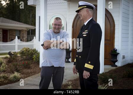 MOBILE, Alabama (fév. 27, 2019) Arrière Adm. Ronald R. Fritzemeier (à droite), Ingénieur en chef, Space and Naval Warfare Command, parle à d'anciens combattants de la Garde côtière américaine Dean Chapman, tout en visitant un Eagles Landing, anciens combattants sans abri, logement au cours de la Semaine de la Marine Mobile. Le programme de la Semaine de la Marine est le principal effort de sensibilisation de la marine dans les régions du pays sans une importante présence de la Marine. Banque D'Images