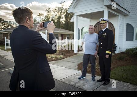 MOBILE, Alabama (fév. 27, 2019) Arrière Adm. Ronald R. Fritzemeier (à droite), Ingénieur en chef, Space and Naval Warfare Command, prend une photo avec le vétéran de la Garde côtière américaine Dean Chapman, tout en visitant un Eagles Landing, anciens combattants sans abri, logement au cours de la Semaine de la Marine Mobile. Le programme de la Semaine de la Marine est le principal effort de sensibilisation de la marine dans les régions du pays sans une importante présence de la Marine. Banque D'Images