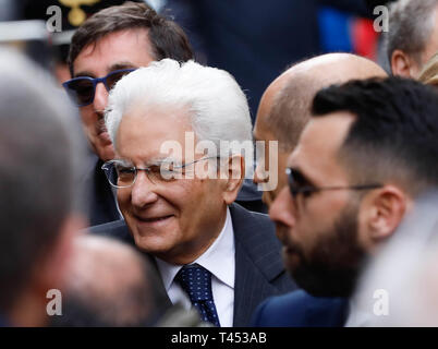 Naples, Naples. 13 avr, 2019. Italie Naples, 13 avril 2019 Le président de la République Sergio Mattarella a visité aujourd'hui le musée de Capodimonte pour visiter l'exposition du Caravage, puis à la populaire du district de santé parmi la population.En Photo : Presidente Sergio Mattarella Crédit : Fabio Sasso/ZUMA/Alamy Fil Live News Banque D'Images