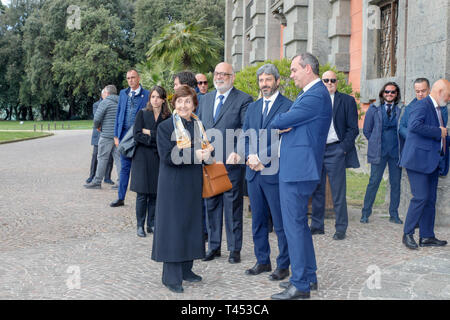 Naples, Naples. 13 avr, 2019. Italie Naples, 13 avril 2019 Le président de la République Sergio Mattarella a visité aujourd'hui le musée de Capodimonte pour visiter l'exposition du Caravage, puis à la populaire du district de santé parmi la population.En Photo : Roberto Fico. Crédit : Fabio Sasso/ZUMA/Alamy Fil Live News Banque D'Images