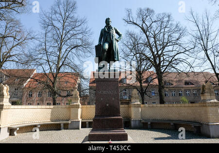 Neuruppin, Allemagne. 07Th avr, 2019. Le monument au peintre et architecte Karl Friedrich Schinkel dans le centre-ville, sur la place derrière l'église paroissiale, aujourd'Unterlände. La statue de bronze présente le master builder avec un dessin de la Schauspielhaus de Berlin dans sa main. Credit : Jens Kalaene Zentralbild-/dpa/ZB/dpa/Alamy Live News Banque D'Images