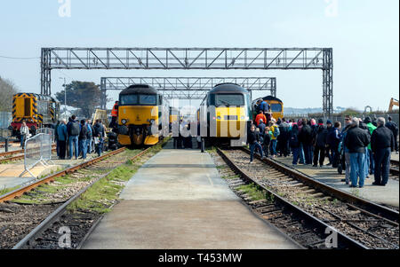 Rock Long, Penzance, Royaume-Uni. 13 avril 2019. Les foules se rassemblent pour que le moteur présente sur l'affichage pour la journée portes ouvertes de GWR. Credit : Bob Sharples/Alamy Live News Banque D'Images