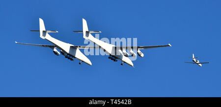 Mojave, Californie, USA. 13 avril 2019. Le plus grand avion, construit par le regretté Paul Allen's Company Stratolaunch, fait son premier vol à Mojave samedi. L'avion s'est rendu sans aucun problème pour 2h:10 min de vol à l'aéroport de Mojave en Californie d'Edwards AFB, 12 avril, 2019. Photo par Gene Blevins/ZumaPress Crédit : Gene Blevins/ZUMA/Alamy Fil Live News Crédit : ZUMA Press, Inc./Alamy Live News Banque D'Images