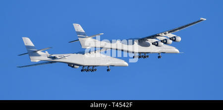 Mojave, Californie, USA. 13 avril 2019. Le plus grand avion, construit par le regretté Paul Allen's Company Stratolaunch, fait son premier vol à Mojave samedi. L'avion s'est rendu sans aucun problème pour 2h:10 min de vol à l'aéroport de Mojave en Californie d'Edwards AFB, 12 avril, 2019. Photo par Gene Blevins/ZumaPress Crédit : Gene Blevins/ZUMA/Alamy Fil Live News Crédit : ZUMA Press, Inc./Alamy Live News Banque D'Images