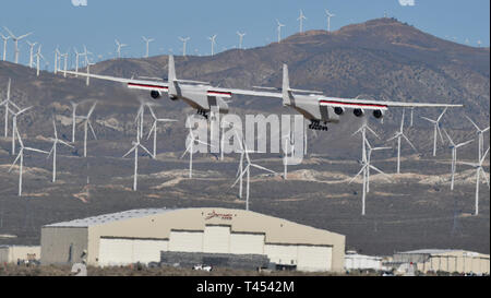 Mojave, Californie, USA. 13 avril 2019. Le plus grand avion, construit par le regretté Paul Allen's Company Stratolaunch, fait son premier vol à Mojave samedi. L'avion s'est rendu sans aucun problème pour 2h:10 min de vol à l'aéroport de Mojave en Californie d'Edwards AFB, 12 avril, 2019. Photo par Gene Blevins/ZumaPress Crédit : Gene Blevins/ZUMA/Alamy Fil Live News Crédit : ZUMA Press, Inc./Alamy Live News Banque D'Images