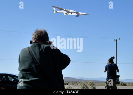 Mojave, Californie, USA. 13 avril 2019. Le plus grand avion, construit par le regretté Paul Allen's Company Stratolaunch, fait son premier vol à Mojave samedi. L'avion s'est rendu sans aucun problème pour 2h:10 min de vol à l'aéroport de Mojave en Californie d'Edwards AFB, 12 avril, 2019. Photo par Gene Blevins/ZumaPress Crédit : Gene Blevins/ZUMA/Alamy Fil Live News Crédit : ZUMA Press, Inc./Alamy Live News Banque D'Images