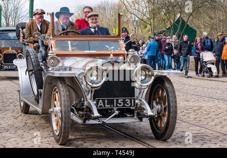 Beamish Museum, Beamish, comté de Durham, Angleterre, Royaume-Uni, 13 avril 2019. Beamish jour vapeur : gens habillés en costumes d'époque au volant d'une Rolls Royce Silver vintage 1910 sur l'affichage à l'Beamish Musée Vivant Banque D'Images