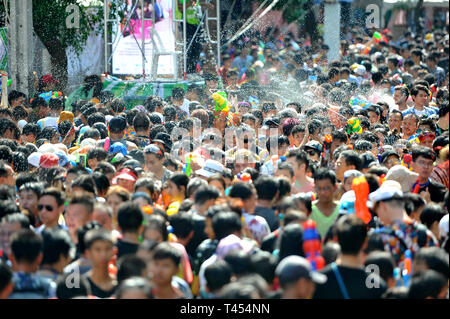 Bangkok, Thaïlande. 13 avr, 2019. Les gens assistent à la lutte de l'eau pour célébrer le Festival de Songkran sur Siam Square à Bangkok, Thaïlande, le 13 avril 2019. Songkran Festival, également connu sous le nom de Fête de l'eau, est célébré en Thaïlande le 13 avril. Credit : Rachen sageamsak/Xinhua/Alamy Live News Banque D'Images