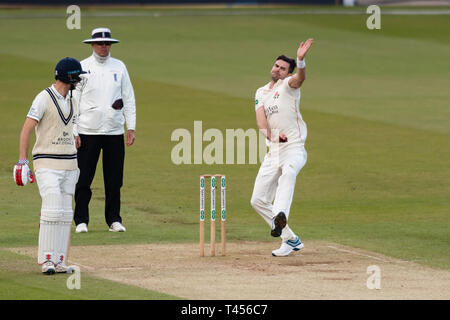 Londres, Royaume-Uni. 13 avr, 2019. James Anderson de Lancashire en action pendant le match au cours de match de championnat entre Specsavers comté Middlesex vs Lancashire au Lord's Cricket Ground le Samedi, Avril 13, 2019 à Londres en Angleterre. (Usage éditorial uniquement, licence requise pour un usage commercial. Aucune utilisation de pari, de jeux ou d'un seul club/ligue/dvd publications.) Crédit : Taka G Wu/Alamy Live News Banque D'Images