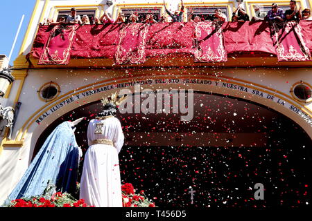 13 avril 2019 - 13 avril 2019 (Malaga) Quelques minutes après 7 heures du matin et avec Jésus captif et la Vierge de la Trinité sur son trône de transfert et sous le linteau de l'église de San Pablo, la Messe traditionnelle de l'aube a commencé, célébrée par l'évêque du diocèse, Jésus Catala. Après 8 heures, le transfert à travers les rues de la trinité a commencé à prendre les images de leurs trônes de procession, l'attente pour le défilé de la Sainte lundi. Credit : Lorenzo Carnero/ZUMA/Alamy Fil Live News Banque D'Images