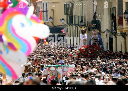 13 avril 2019 - 13 avril 2019 (Malaga) Quelques minutes après 7 heures du matin et avec Jésus captif et la Vierge de la Trinité sur son trône de transfert et sous le linteau de l'église de San Pablo, la Messe traditionnelle de l'aube a commencé, célébrée par l'évêque du diocèse, Jésus Catala. Après 8 heures, le transfert à travers les rues de la trinité a commencé à prendre les images de leurs trônes de procession, l'attente pour le défilé de la Sainte lundi. Credit : Lorenzo Carnero/ZUMA/Alamy Fil Live News Banque D'Images