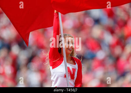 Lincoln, NE. USA. 13 avr, 2019. Nebraska cheerleader en action pendant la vs rouge blanc de printemps jeu de football au Memorial Stadium de Lincoln, NE.Red a remporté 24-13.Participation : 85 946. Credit : Cal Sport Media/Alamy Live News Banque D'Images