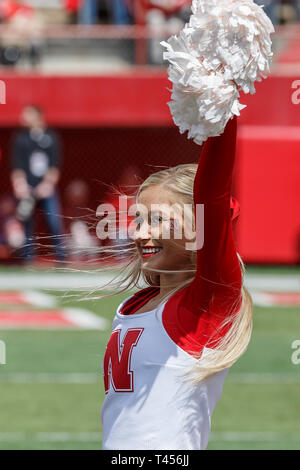 Lincoln, NE. USA. 13 avr, 2019. Nebraska cheerleader en action pendant la vs rouge blanc de printemps jeu de football au Memorial Stadium de Lincoln, NE.Red a remporté 24-13.Participation : 85 946. Credit : Cal Sport Media/Alamy Live News Banque D'Images