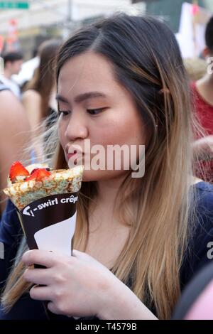 New York City, New York, USA. 13 avr, 2019. L'NY Concours de Ramen a réuni huit (8) de ramen du Japon. Manhattan était la première d'un événement de deux jours qui choisira la rue ultime Champion de Ramen. Les concurrents viennent de Tokyo, Yokohama, Osaka et Préfecture de Miyagi et l'événement a eu lieu à Manhattan le long de Broadway, entre la 8e et 9e rues le 13 avril 2019 Credit : Ronald G. Lopez/ZUMA/Alamy Fil Live News Banque D'Images