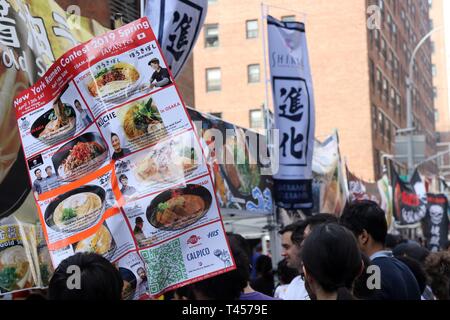 New York City, New York, USA. 13 avr, 2019. L'NY Concours de Ramen a réuni huit (8) de ramen du Japon. Manhattan était la première d'un événement de deux jours qui choisira la rue ultime Champion de Ramen. Les concurrents viennent de Tokyo, Yokohama, Osaka et Préfecture de Miyagi et l'événement a eu lieu à Manhattan le long de Broadway, entre la 8e et 9e rues le 13 avril 2019 Credit : Ronald G. Lopez/ZUMA/Alamy Fil Live News Banque D'Images