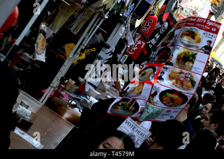 New York City, New York, USA. 13 avr, 2019. L'NY Concours de Ramen a réuni huit (8) de ramen du Japon. Manhattan était la première d'un événement de deux jours qui choisira la rue ultime Champion de Ramen. Les concurrents viennent de Tokyo, Yokohama, Osaka et Préfecture de Miyagi et l'événement a eu lieu à Manhattan le long de Broadway, entre la 8e et 9e rues le 13 avril 2019 Credit : Ronald G. Lopez/ZUMA/Alamy Fil Live News Banque D'Images