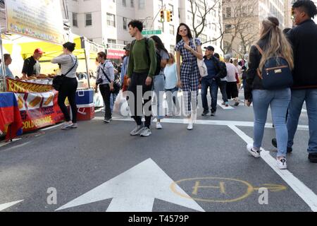 New York City, New York, USA. 13 avr, 2019. L'NY Concours de Ramen a réuni huit (8) de ramen du Japon. Manhattan était la première d'un événement de deux jours qui choisira la rue ultime Champion de Ramen. Les concurrents viennent de Tokyo, Yokohama, Osaka et Préfecture de Miyagi et l'événement a eu lieu à Manhattan le long de Broadway, entre la 8e et 9e rues le 13 avril 2019 Credit : Ronald G. Lopez/ZUMA/Alamy Fil Live News Banque D'Images