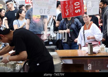 New York City, New York, USA. 13 avr, 2019. L'NY Concours de Ramen a réuni huit (8) de ramen du Japon. Manhattan était la première d'un événement de deux jours qui choisira la rue ultime Champion de Ramen. Les concurrents viennent de Tokyo, Yokohama, Osaka et Préfecture de Miyagi et l'événement a eu lieu à Manhattan le long de Broadway, entre la 8e et 9e rues le 13 avril 2019 Credit : Ronald G. Lopez/ZUMA/Alamy Fil Live News Banque D'Images