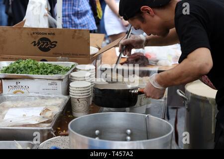 New York City, New York, USA. 13 avr, 2019. L'NY Concours de Ramen a réuni huit (8) de ramen du Japon. Manhattan était la première d'un événement de deux jours qui choisira la rue ultime Champion de Ramen. Les concurrents viennent de Tokyo, Yokohama, Osaka et Préfecture de Miyagi et l'événement a eu lieu à Manhattan le long de Broadway, entre la 8e et 9e rues le 13 avril 2019 Credit : Ronald G. Lopez/ZUMA/Alamy Fil Live News Banque D'Images