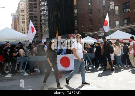 New York City, New York, USA. 13 avr, 2019. L'NY Concours de Ramen a réuni huit (8) de ramen du Japon. Manhattan était la première d'un événement de deux jours qui choisira la rue ultime Champion de Ramen. Les concurrents viennent de Tokyo, Yokohama, Osaka et Préfecture de Miyagi et l'événement a eu lieu à Manhattan le long de Broadway, entre la 8e et 9e rues le 13 avril 2019 Credit : Ronald G. Lopez/ZUMA/Alamy Fil Live News Banque D'Images