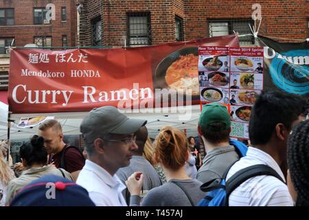 New York City, New York, USA. 13 avr, 2019. L'NY Concours de Ramen a réuni huit (8) de ramen du Japon. Manhattan était la première d'un événement de deux jours qui choisira la rue ultime Champion de Ramen. Les concurrents viennent de Tokyo, Yokohama, Osaka et Préfecture de Miyagi et l'événement a eu lieu à Manhattan le long de Broadway, entre la 8e et 9e rues le 13 avril 2019 Credit : Ronald G. Lopez/ZUMA/Alamy Fil Live News Banque D'Images