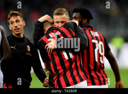 Milan. 14 avr, 2019. Les joueurs de l'AC Milan célèbrent à la fin d'un match de football de Série A entre AC Milan et la Lazio à Milan, Italie, avril. 13, 2019. L'AC Milan a gagné 1-0. Credit : Alberto Lingria/Xinhua/Alamy Live News Banque D'Images