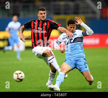 Milan. 14 avr, 2019. L'AC Milan's Patrick Cutrone (L) le dispute à la Lazio Luis Felipe lors d'un match de football de Série A entre AC Milan et la Lazio à Milan, Italie, avril. 13, 2019. L'AC Milan a gagné 1-0. Credit : Alberto Lingria/Xinhua/Alamy Live News Banque D'Images