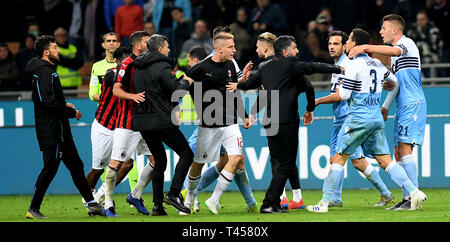 Milan. 14 avr, 2019. L'AC Milan et la Lazio joueurs lutte à la fin d'un match de football de Série A entre AC Milan et la Lazio à Milan, Italie, avril. 13, 2019. L'AC Milan a gagné 1-0. Credit : Alberto Lingria/Xinhua/Alamy Live News Banque D'Images