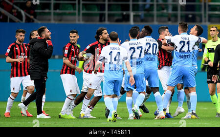 Milan. 14 avr, 2019. L'AC Milan et la Lazio se bat les joueurs à la fin d'un match de football de Série A entre AC Milan et la Lazio à Milan, Italie, avril. 13, 2019. L'AC Milan a gagné 1-0. Credit : Alberto Lingria/Xinhua/Alamy Live News Banque D'Images