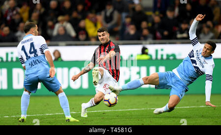 Milan. 14 avr, 2019. L'AC Milan's Patrick Cutrone (C) pousses durant un match de football de Série A entre AC Milan et la Lazio à Milan, Italie, avril. 13, 2019. L'AC Milan a gagné 1-0. Credit : Alberto Lingria/Xinhua/Alamy Live News Banque D'Images