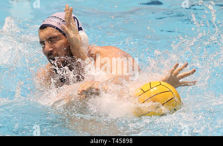 Zagreb, Croatie. 13 avr, 2019. Cosmin Radu de HAVK Mladost fait concurrence au cours de LEN Ligue des Champions, match du groupe B entre HAVK Mladost et Jadran Split à Zagreb, Croatie, 13 avril 2019. Jadran Split a gagné 12-11. Credit : Marko Prpic/Xinhua/Alamy Live News Banque D'Images