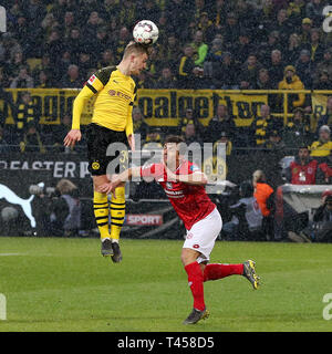 Dortmund, Allemagne. 13 avr, 2019. Jacob Bruun Larsen (L) de Dortmund convoite la récolte avec Giulio Donati de Mayence au cours de la Bundesliga match entre Borussia Dortmund et FSV Mainz 05 à Dortmund, en Allemagne, le 13 avril 2019. Dortmund a gagné 2-1. Credit : Joachim Bywaletz/Xinhua/Alamy Live News Banque D'Images