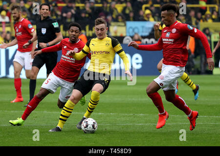 Dortmund, Allemagne. 13 avr, 2019. Jacob Bruun Larsen (C) de Dortmund rivalise avec Jean-Paul Boetius (L) et Jean-Philippe Gbamin de Mayence au cours de la Bundesliga match entre Borussia Dortmund et FSV Mainz 05 à Dortmund, en Allemagne, le 13 avril 2019. Dortmund a gagné 2-1. Credit : Joachim Bywaletz/Xinhua/Alamy Live News Banque D'Images