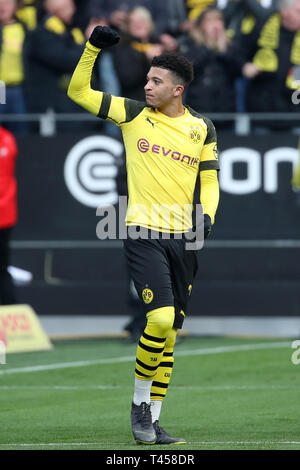 Dortmund, Allemagne. 13 avr, 2019. Jadon, Sancho de Dortmund célèbre après avoir marqué au cours de la Bundesliga match entre Borussia Dortmund et FSV Mainz 05 à Dortmund, en Allemagne, le 13 avril 2019. Dortmund a gagné 2-1. Credit : Joachim Bywaletz/Xinhua/Alamy Live News Banque D'Images