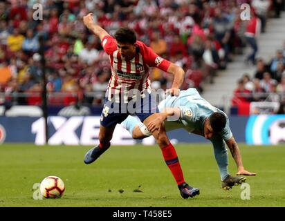 Madrid, Espagne. 13 avr, 2019. L'Atletico Madrid Rodrigo Hernandez Cascante (L) rivalise avec le Celta Olaza Lucas lors d'un match de championnat espagnol entre l'Atletico Madrid et le Celta de Vigo à Madrid, Espagne, le 13 avril 2019. L'Atletico Madrid a gagné 2-0. Crédit : Edward F. Peters/Xinhua/Alamy Live News Banque D'Images