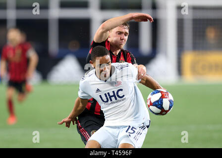 Stade Gillette. 13 avr, 2019. MA, USA ; New England Revolution Brandon milieu Bye (15) et d'Atlanta United defender Julian Gressel (24) au cours d'un match entre Atlanta MLS United FC et New England Revolution au Stade Gillette. Anthony Nesmith/CSM/Alamy Live News Banque D'Images