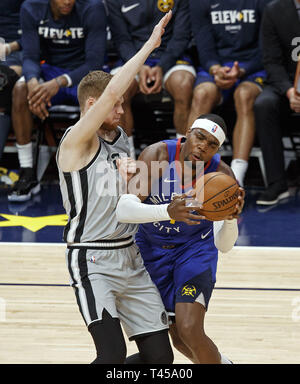 Denver, Colorado, États-Unis. 13 avr, 2019. Nuggets PAUL MILLSAP, droite, est souillée par Spurs DAVIS BERTANS, gauche, dans le 1er. La moitié au centre Pepsi samedi soir au cours de jeu un des finales de NBA. Les nuggets à perdre les Spurs 101-96. Credit : Hector Acevedo/ZUMA/Alamy Fil Live News Banque D'Images