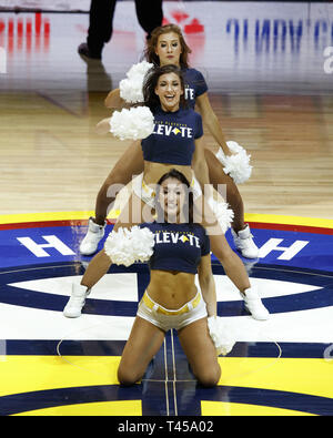 Denver, Colorado, États-Unis. 13 avr, 2019. Les Denver Nuggets danseurs divertir le public dans les 1er. La moitié au centre Pepsi samedi soir au cours de jeu un des finales de NBA. Les nuggets à perdre les Spurs 101-96. Credit : Hector Acevedo/ZUMA/Alamy Fil Live News Banque D'Images