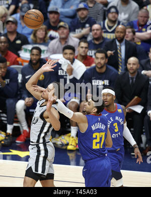 Denver, Colorado, États-Unis. 13 avr, 2019. Nuggets JAMAL MURRAY fautes un joueur pousse dans le 2e. La moitié au centre Pepsi samedi soir au cours de jeu un des finales de NBA. Les nuggets à perdre les Spurs 101-96. Credit : Hector Acevedo/ZUMA/Alamy Fil Live News Banque D'Images