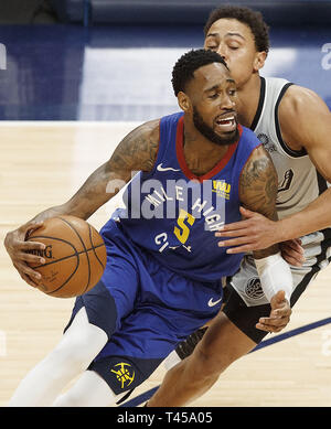 Denver, Colorado, États-Unis. 13 avr, 2019. S pépites BARTON, gauche, disques durs pour le panier dans la 2ème. La moitié au centre Pepsi samedi soir au cours de jeu un des finales de NBA. Les nuggets à perdre les Spurs 101-96. Credit : Hector Acevedo/ZUMA/Alamy Fil Live News Banque D'Images