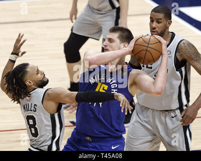 Denver, Colorado, États-Unis. 13 avr, 2019. NIKOLA Nuggets JOKIC, centre, batailles avec Spurs PATTY MILLS, à gauche, dans le 2e. La moitié au centre Pepsi samedi soir au cours de jeu un des finales de NBA. Les nuggets à perdre les Spurs 101-96. Credit : Hector Acevedo/ZUMA/Alamy Fil Live News Banque D'Images