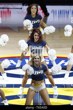 Denver, Colorado, États-Unis. 13 avr, 2019. Les Denver Nuggets danseurs divertir le public dans les 1er. La moitié au centre Pepsi samedi soir au cours de jeu un des finales de NBA. Les nuggets à perdre les Spurs 101-96. Credit : Hector Acevedo/ZUMA/Alamy Fil Live News Banque D'Images