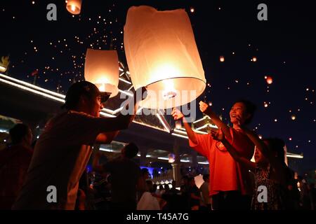 Le Xishuangbanna. 13 avr, 2019. Les gens voler Kongming lanternes, une sorte de petit ballon à air chaud, par le papier de la rivière Lancang à Jinghong City, dans le sud-ouest de la province chinoise du Yunnan, le 13 avril 2019, pour célébrer la nouvelle année du calendrier de l'ethnie Dai. Credit : Zhang Yuwei/Xinhua/Alamy Live News Banque D'Images