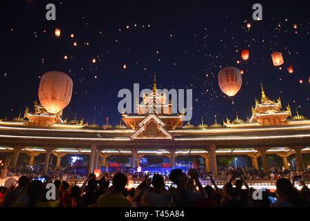 Le Xishuangbanna. 13 avr, 2019. Les gens voler Kongming lanternes, une sorte de petit ballon à air chaud, par le papier de la rivière Lancang à Jinghong City, dans le sud-ouest de la province chinoise du Yunnan, le 13 avril 2019, pour célébrer la nouvelle année du calendrier de l'ethnie Dai. Credit : Qin Qing/Xinhua/Alamy Live News Banque D'Images