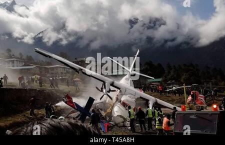 Solukhumbu, Népal. 14 avr, 2019. Photo prise le 14 avril 2019 montre le site d'une collision aérienne à Lukla airport de Solukhumbu, le Népal. Au moins deux personnes ont été tuées après un avion de Summit Air collision avec un hélicoptère à l'aéroport de Lukla au Népal le dimanche matin, selon les autorités locales. Source : Xinhua/Alamy Live News Banque D'Images