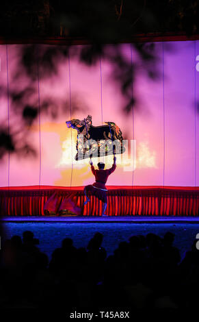 Bangkok, Thaïlande. 13 avr, 2019. Nang Yai un artiste réalise, une performance d'ombres, au Wat Khanon dans la province de Ratchaburi, Thaïlande, le 13 avril, 2019. Nang yai est une forme d'ombre chinoise trouve en Thaïlande et au Cambodge. Les marionnettes sont faites de peau de bison peinte, tandis que l'histoire est racontée par des chansons, des chants et de la musique. Credit : Zhang Keren/Xinhua/Alamy Live News Banque D'Images